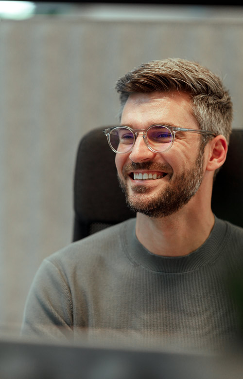 En glad man med glasögon