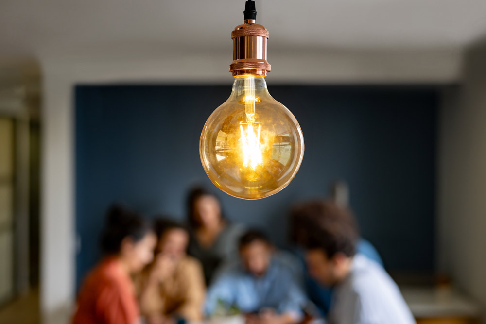 En stor glödlampa över ett middagsbord