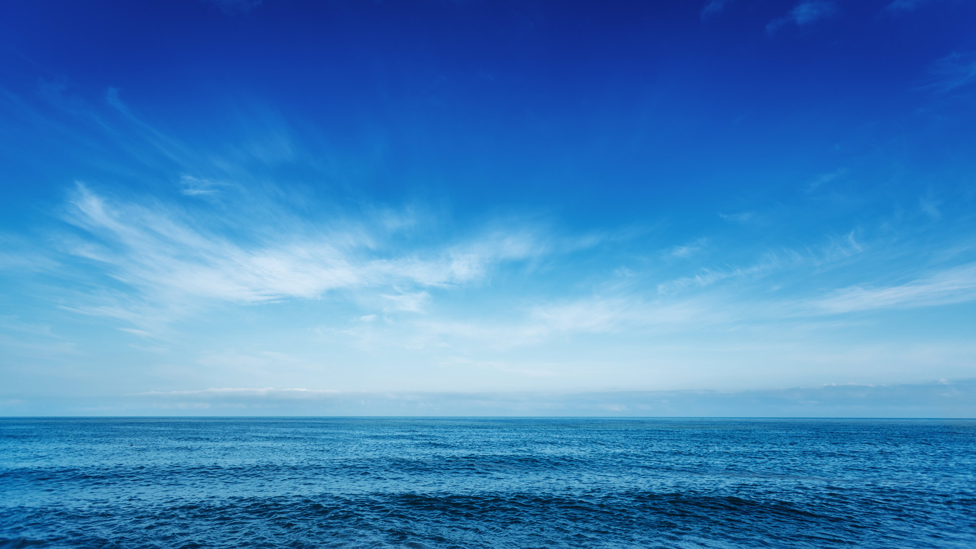 Blå himel över horisonten på havet