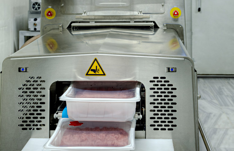 Köttfärs packas i en maskin